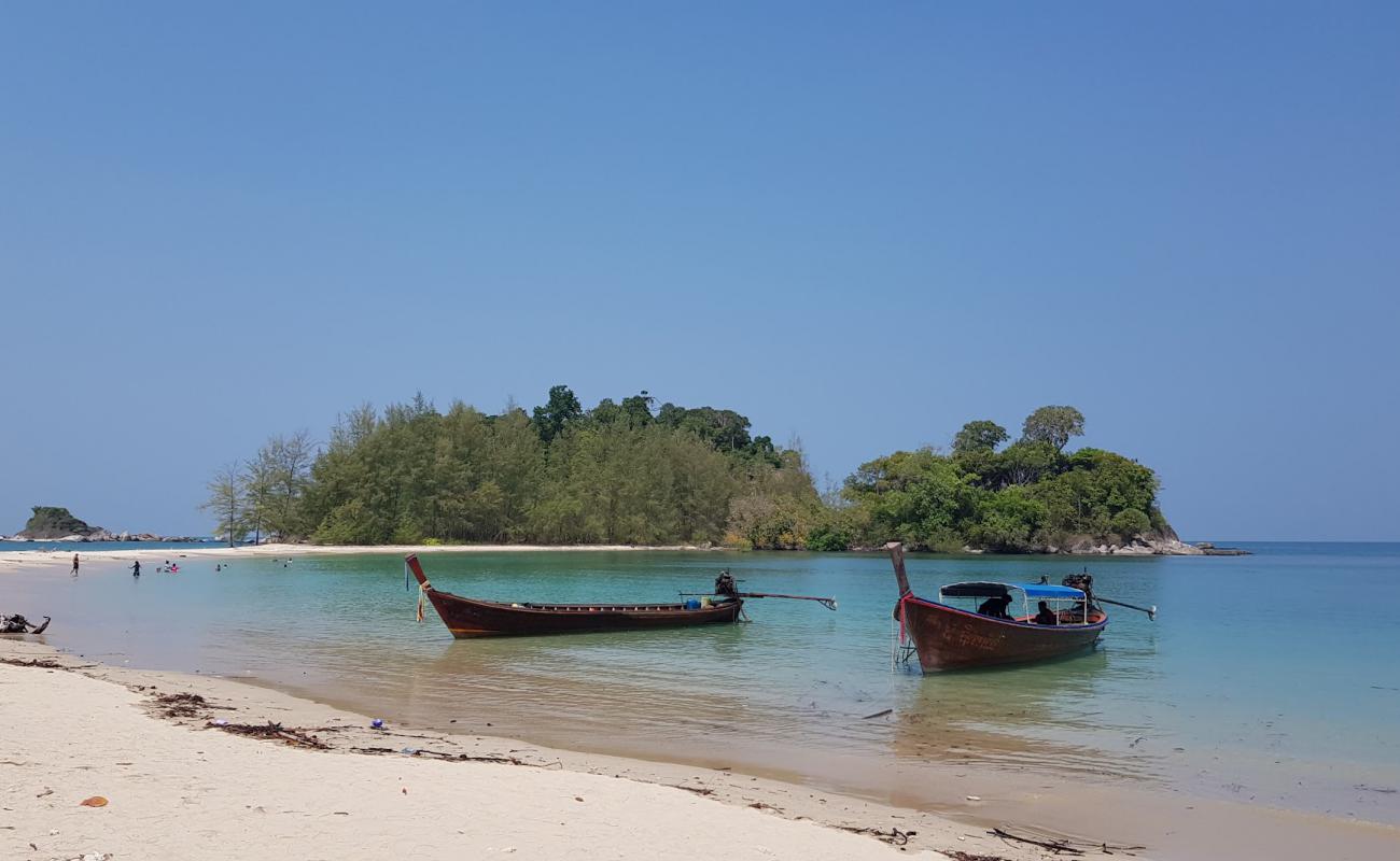 Foto af Ao Kao Kvay Beach med lys fint sand overflade