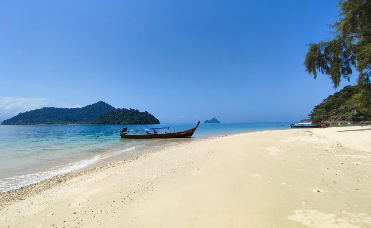 Foto af Ko Khang Khao Beach med lys sand overflade