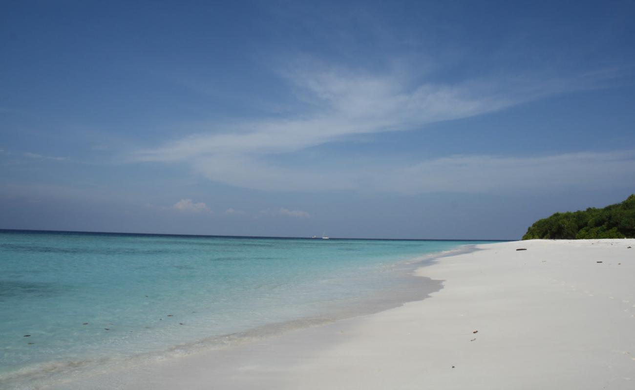 Foto af Ko Huyong Beach med hvidt fint sand overflade