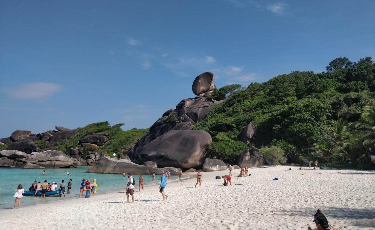 Foto af Ao Kuerk Bay Beach med hvidt fint sand overflade