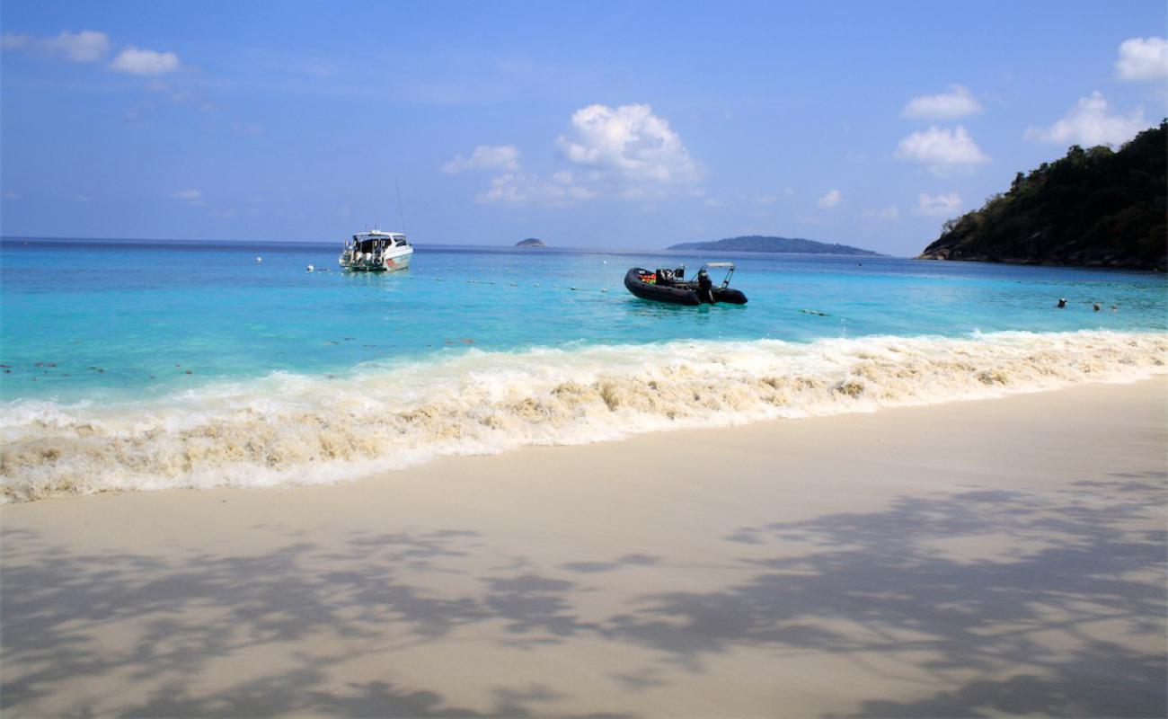 Foto af Lam Kaen Beach med hvidt sand overflade