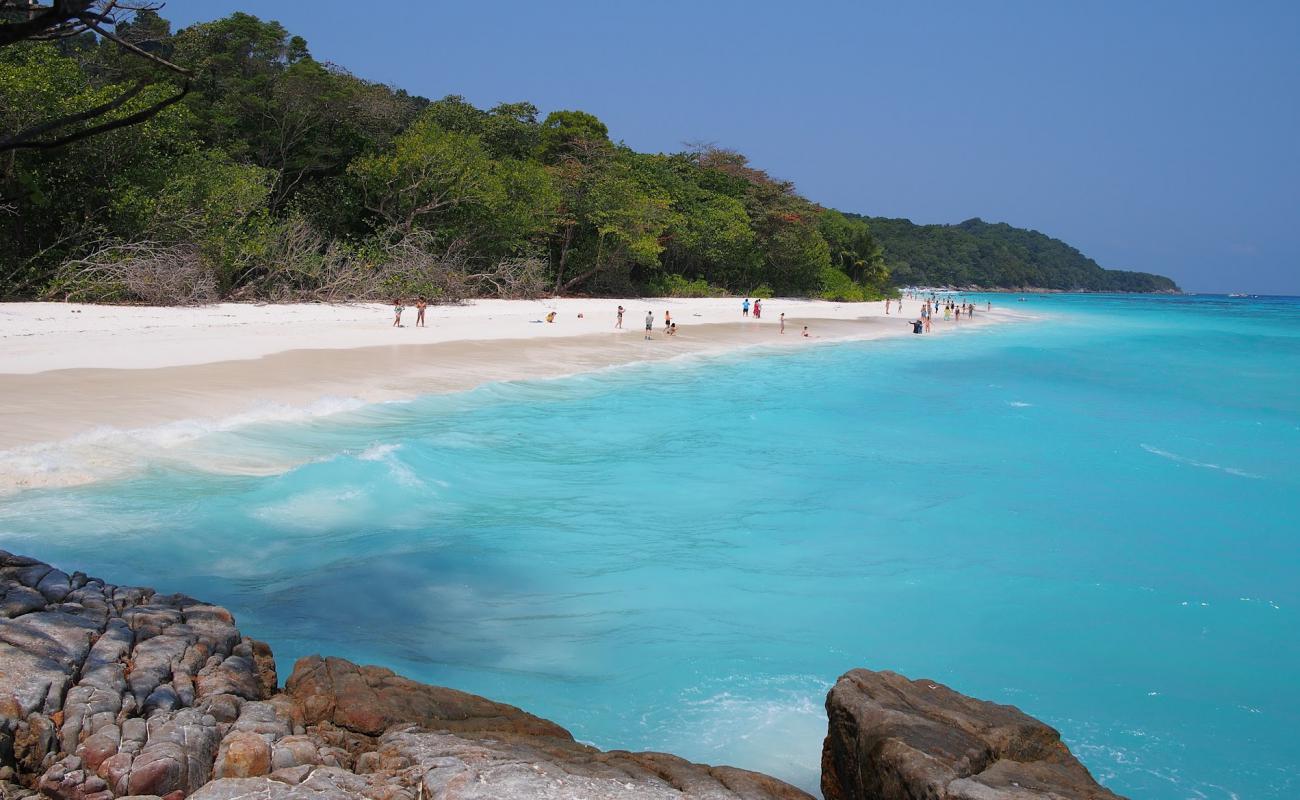 Foto af Tachai Island Strand med hvidt fint sand overflade