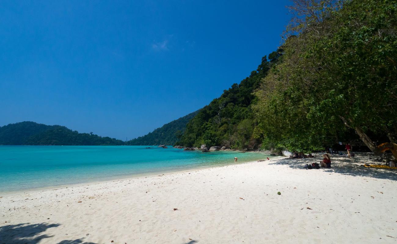 Foto af Chong Khat Bay Strand med lys sand overflade