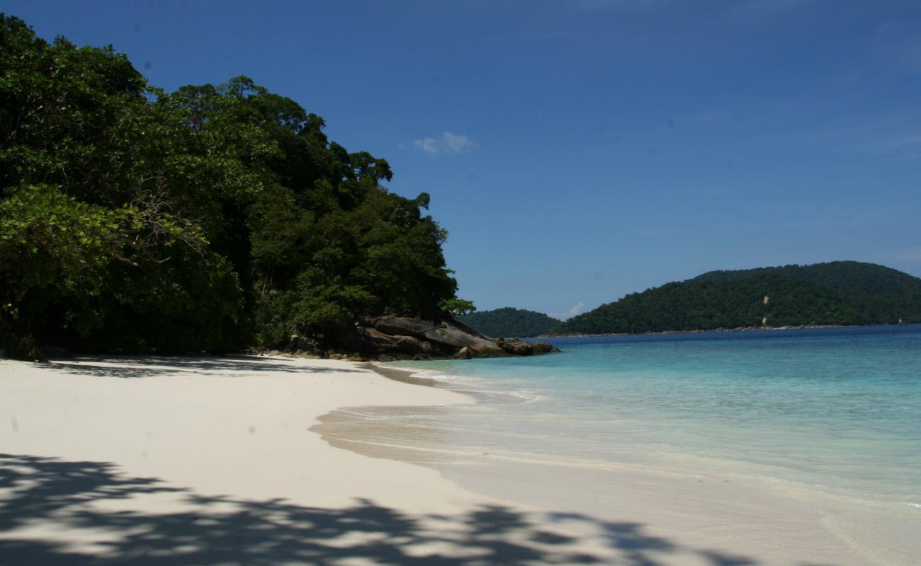 Foto af Ko Pachumba Beach med lys fint sand overflade