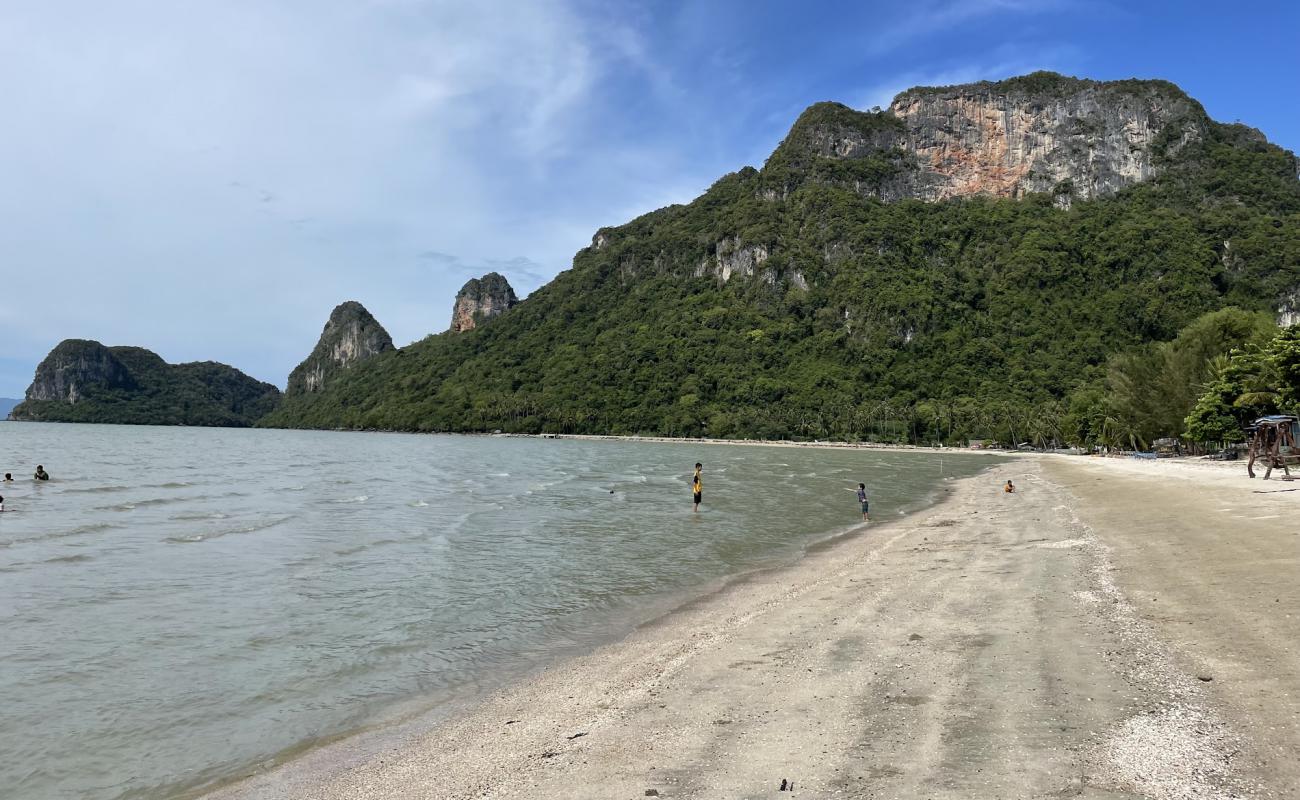 Foto af Nangkham Beach med lys sand overflade