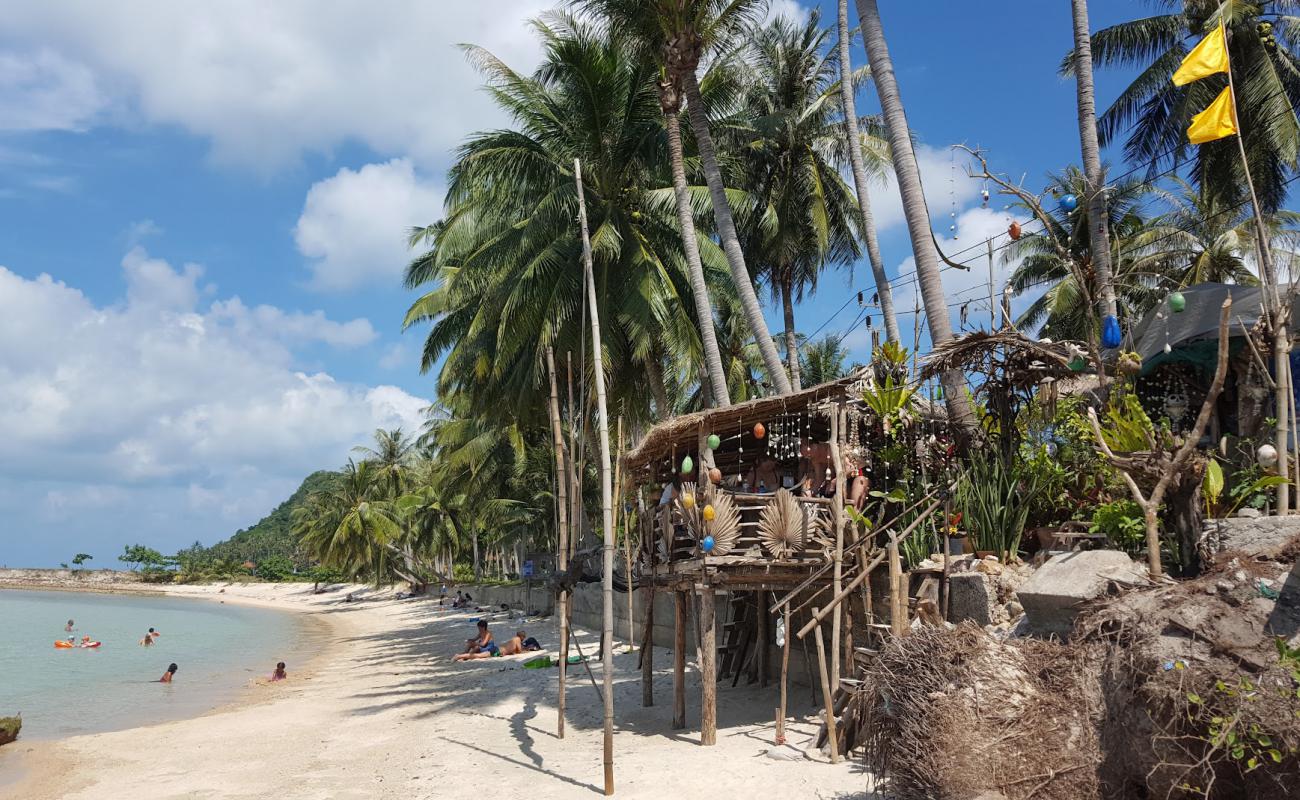 Foto af Ban Tai Beach med lys sand overflade