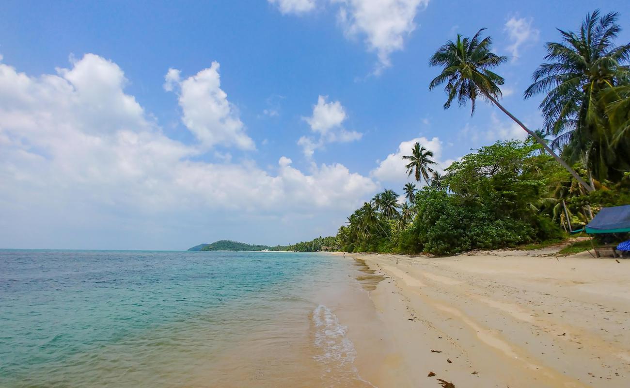 Foto af Baan Leo Beach med lys sand overflade