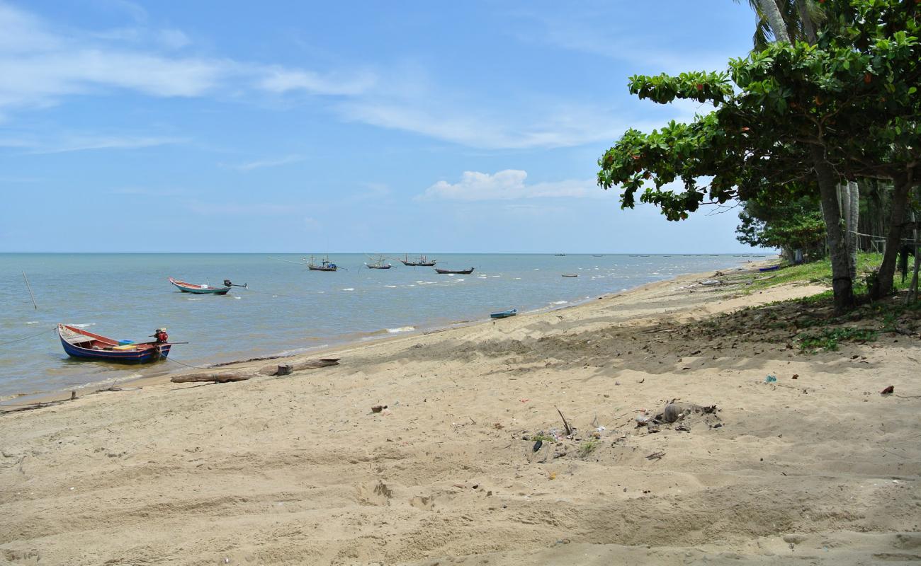 Foto af Tawanchai Beach med lys sand overflade