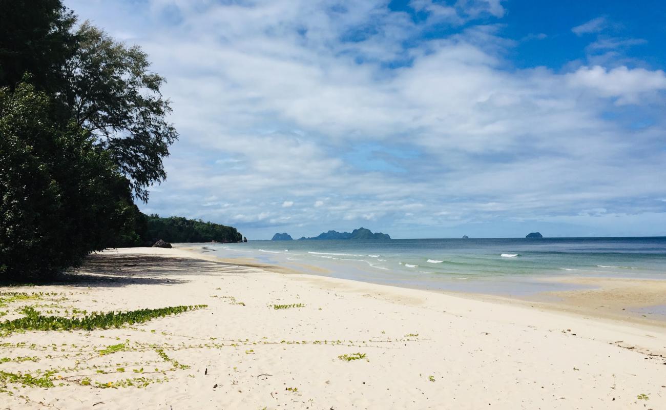 Foto af Thung San Beach med lys sand overflade