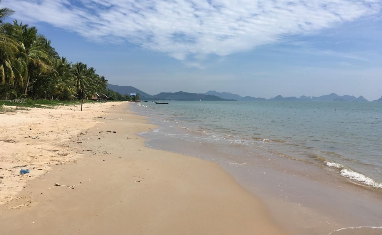 Foto af ThungMaHa Beach med lys sand overflade