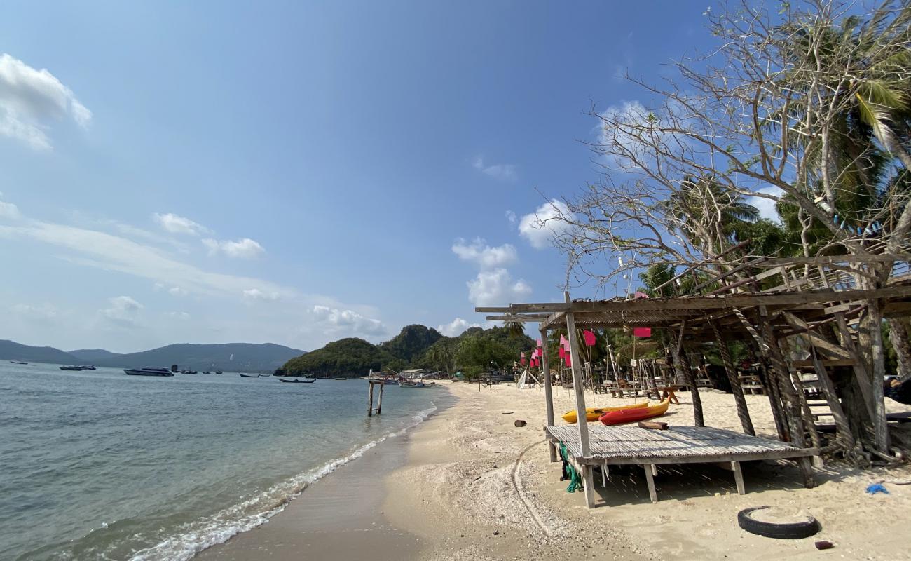 Foto af Pak Khlong Beach med let sand og småsten overflade