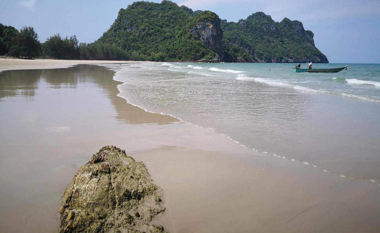 Foto af Thung Yang Beach med lys sand overflade