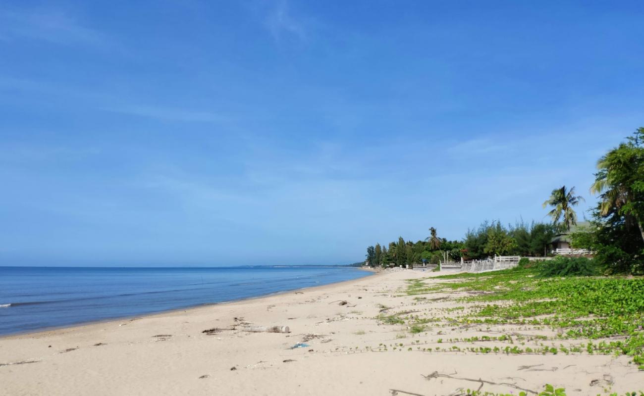 Foto af Khlong Wan Beach med lys sand overflade