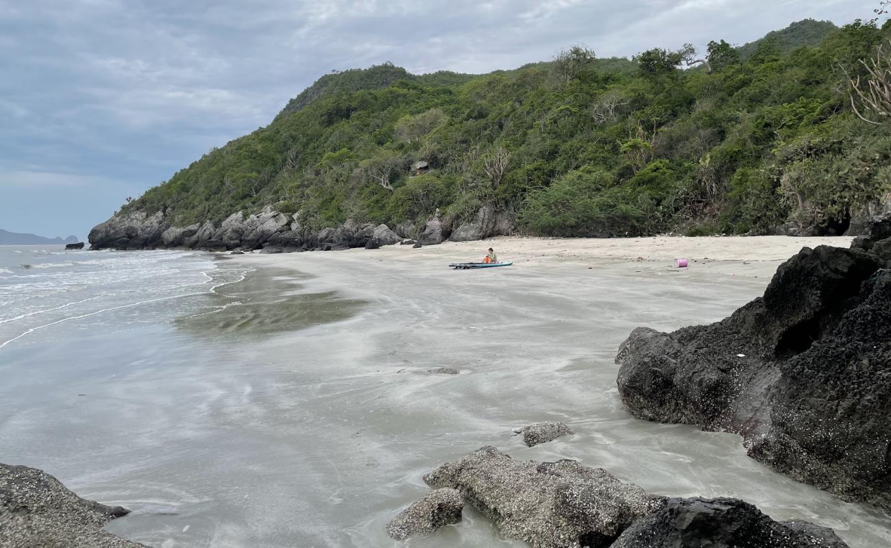 Foto af Sam Phraya Little Beach med lys skaldesand overflade