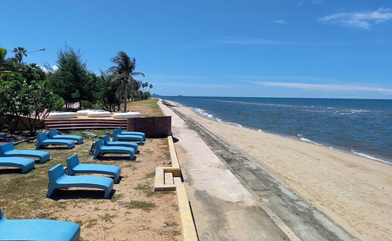 Foto af Pranburi Beach med lys sand overflade