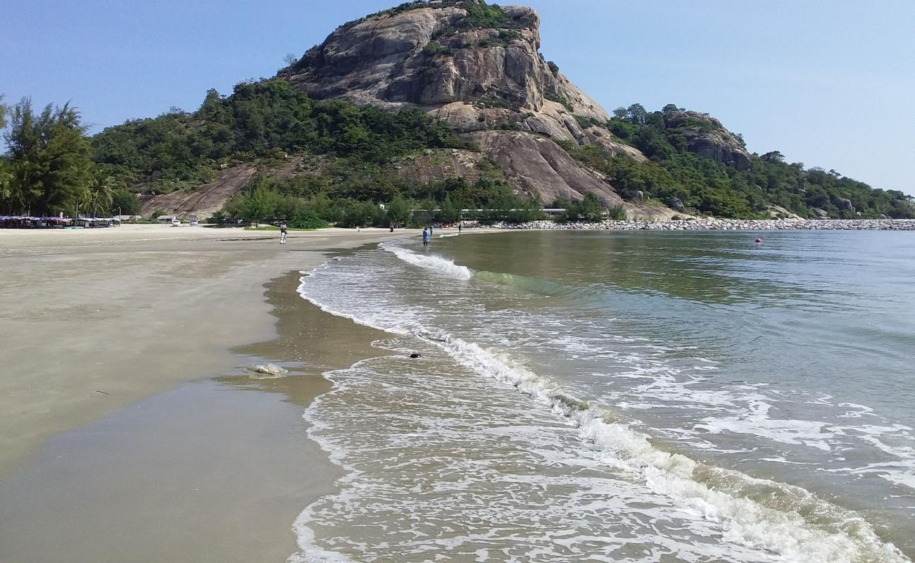 Foto af Khao Takiab Beach med lys sand overflade