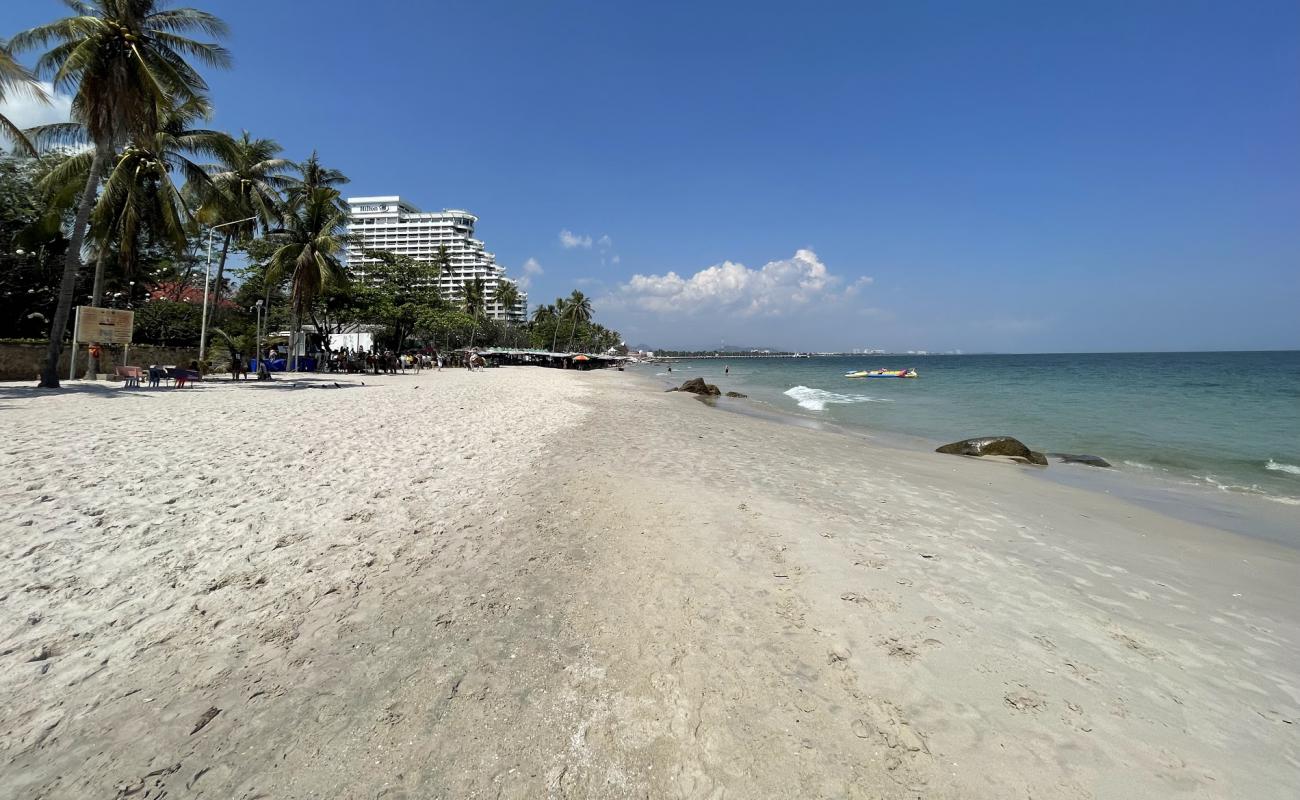 Foto af Hua Hin Beach med lys sand overflade