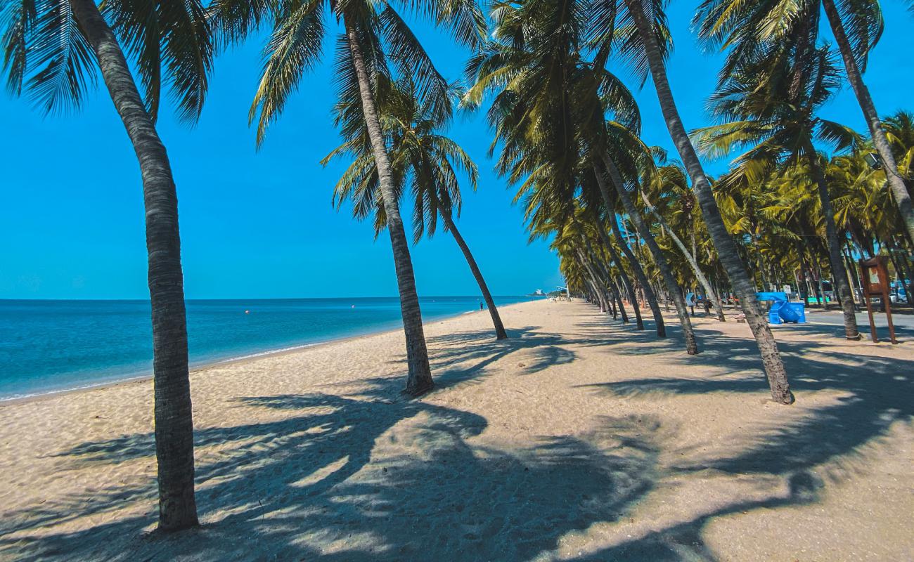 Foto af Bangsaen Beach med lys sand overflade