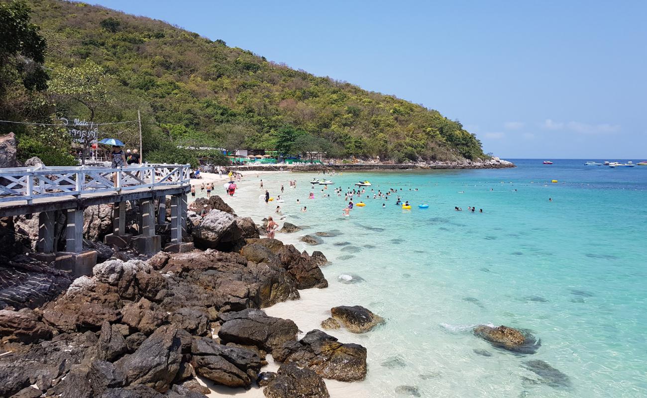 Foto af Italay Sang Man Beach med lys sand overflade