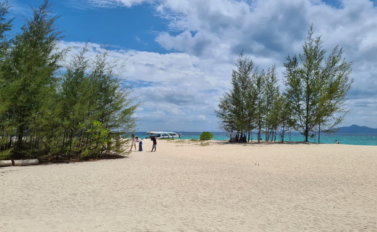 Foto af Koh Phai Beach med lys sand overflade