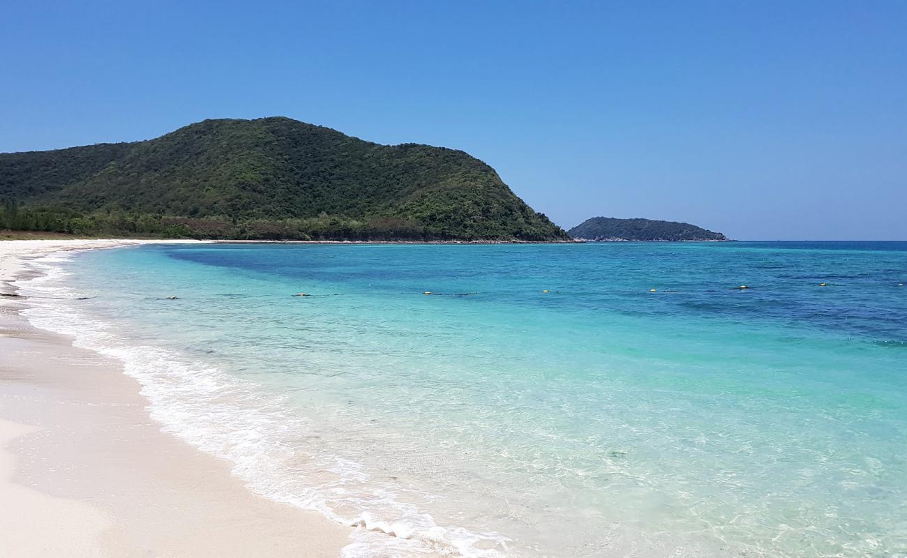 Foto af Luklom Beach med lys sand overflade