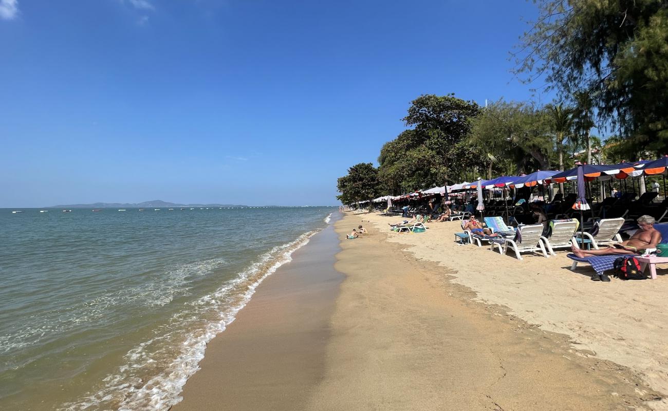 Foto af Dongtan Beach med lys sand overflade