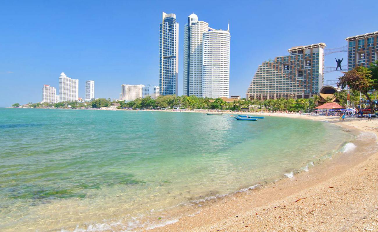 Foto af Jomtien Beach med lys sand overflade