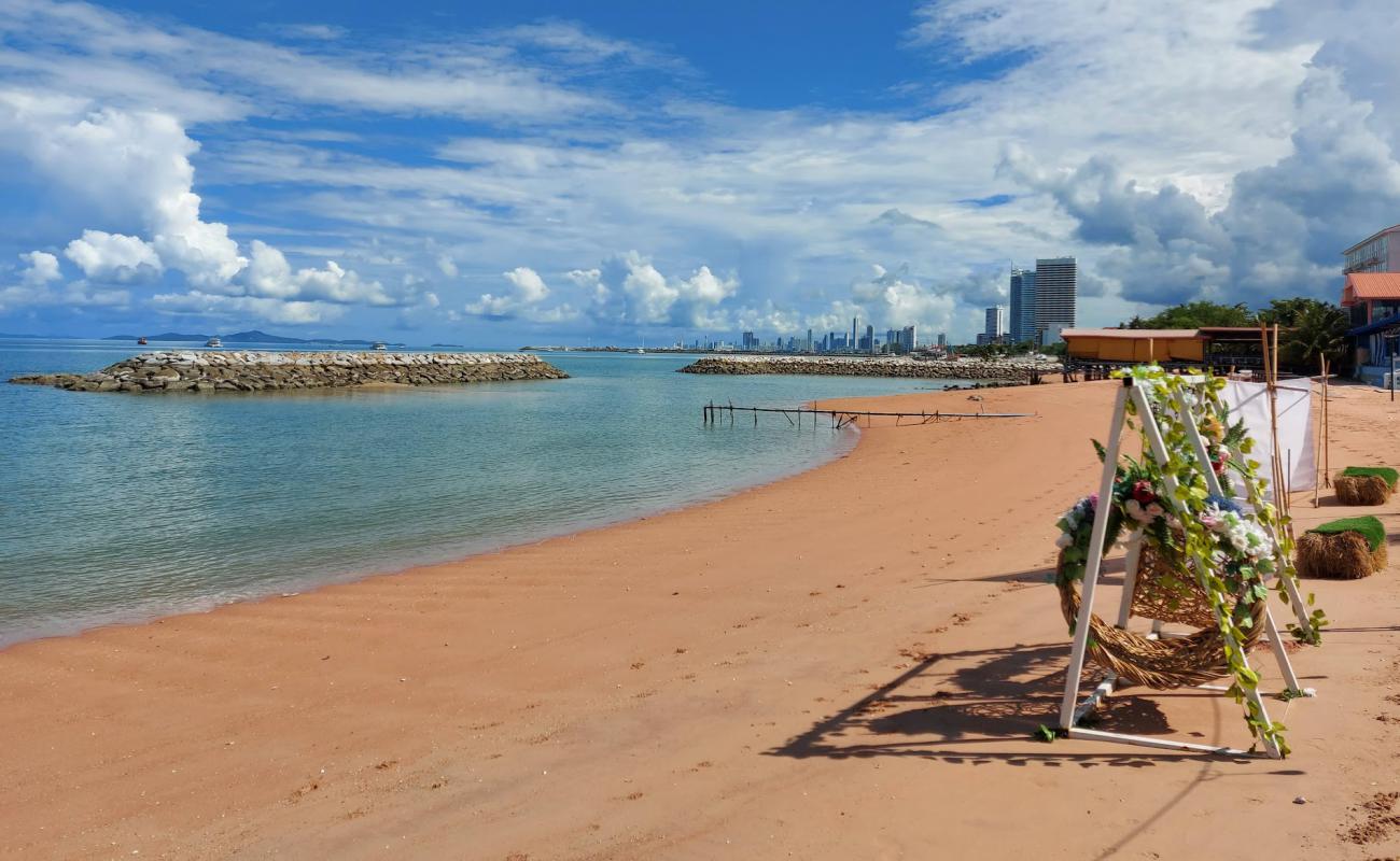 Foto af Ban Ampoe Beach med lys sand overflade