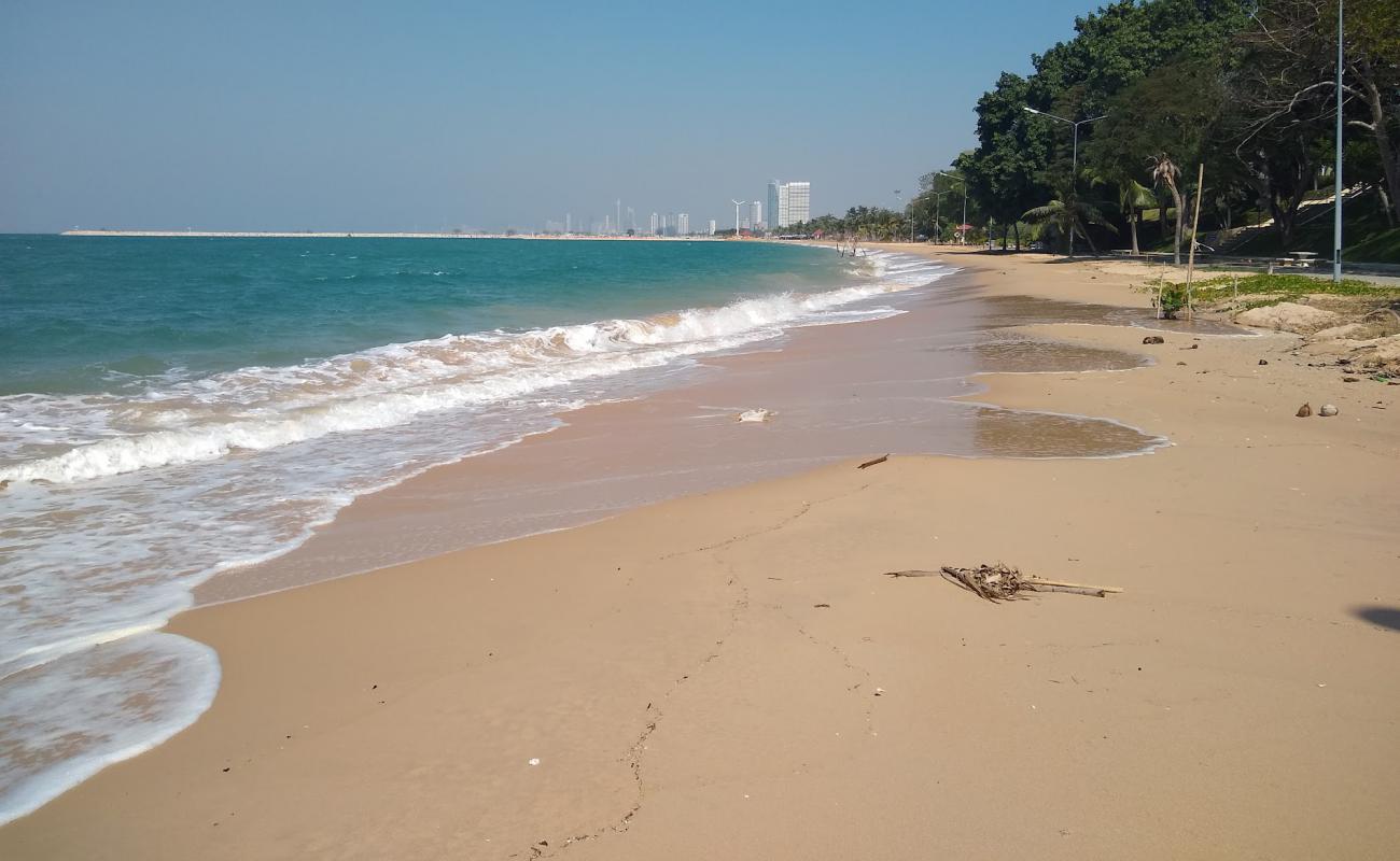 Foto af Ban Amphur Beach med lys sand overflade