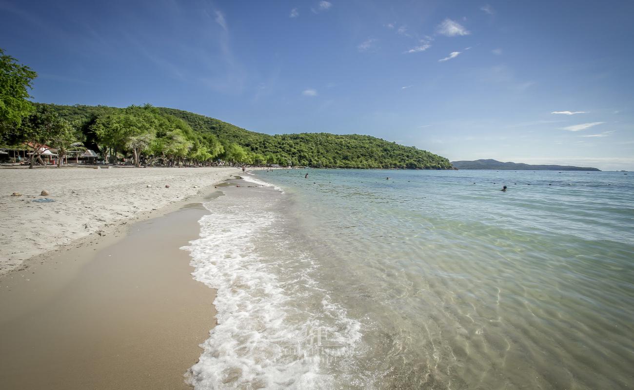 Foto af Sai Kaew Strand med hvidt fint sand overflade