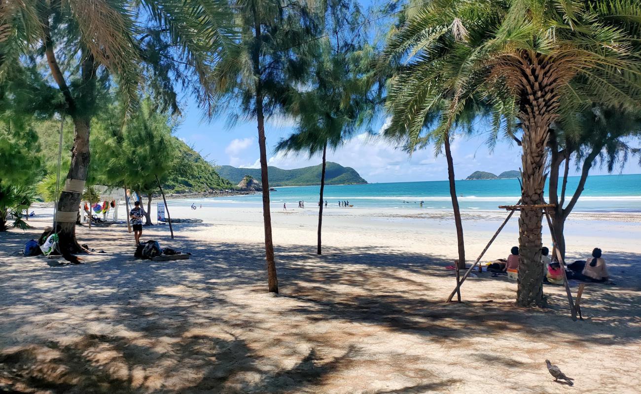 Foto af Nam Sai Beach med hvidt sand overflade