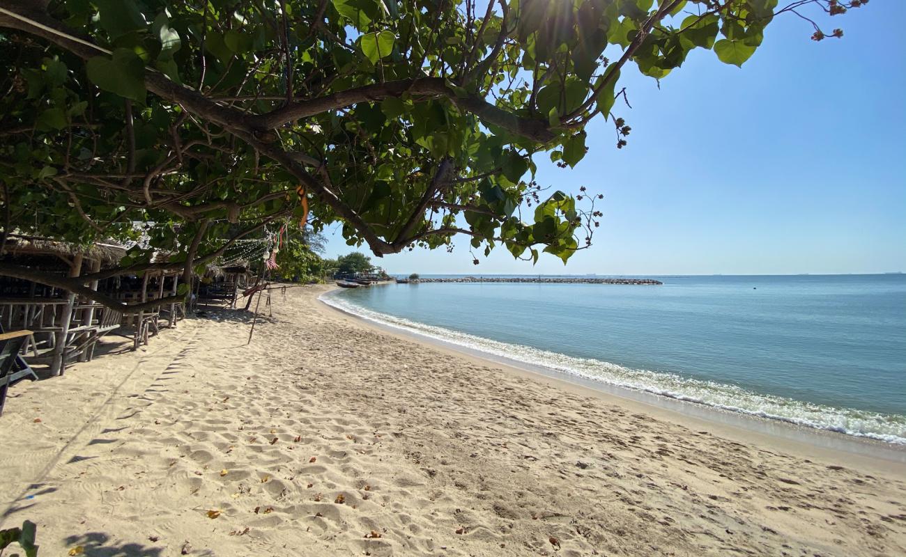 Foto af Suchada Beach med lys sand overflade