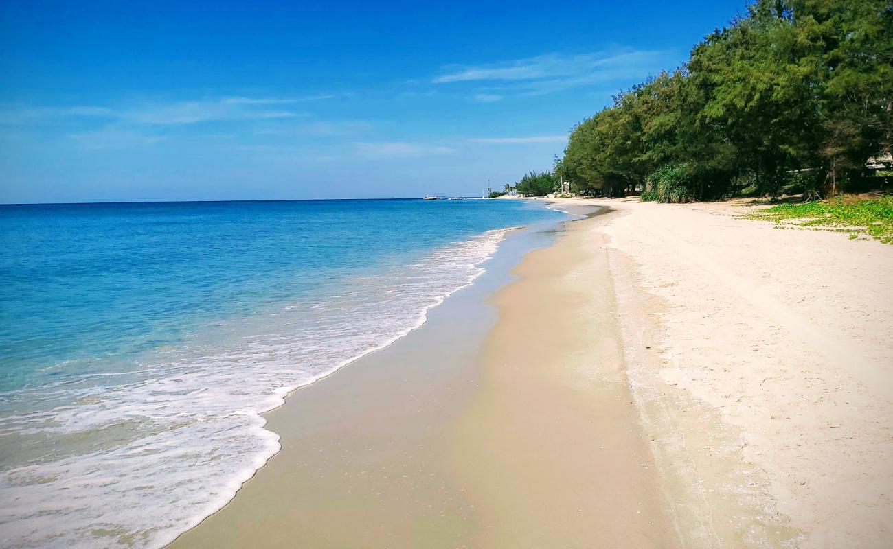 Foto af Mae Ram Phueng Beach med lys sand overflade