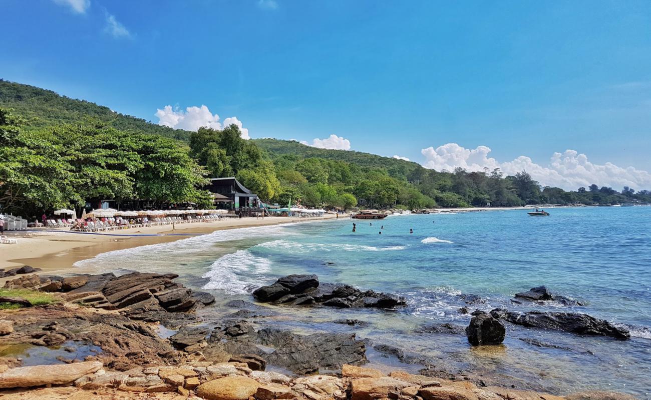 Foto af Phai Beach med hvidt sand overflade