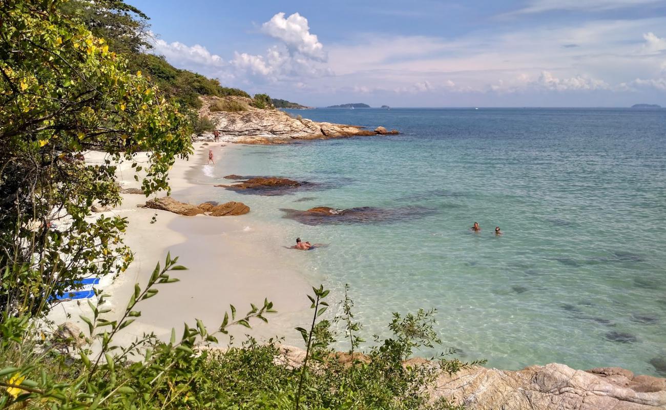 Foto af Nuan Beach med hvidt sand overflade