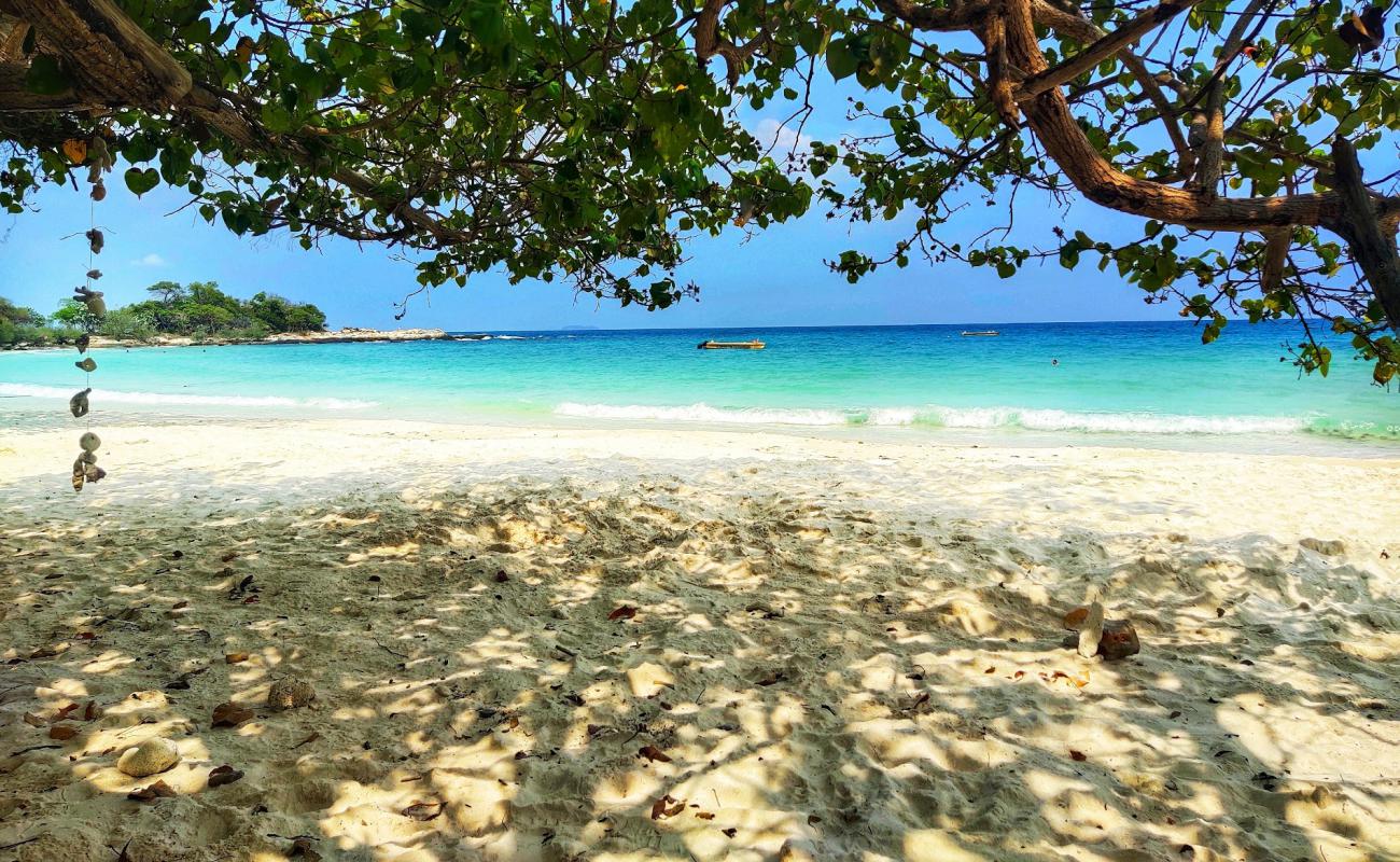 Foto af Wai Strand med hvidt sand overflade