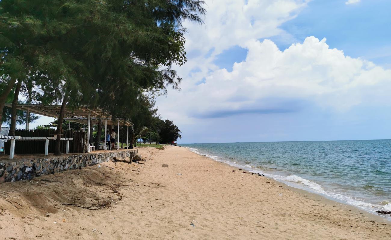 Foto af Klaeng Beach med lys sand overflade