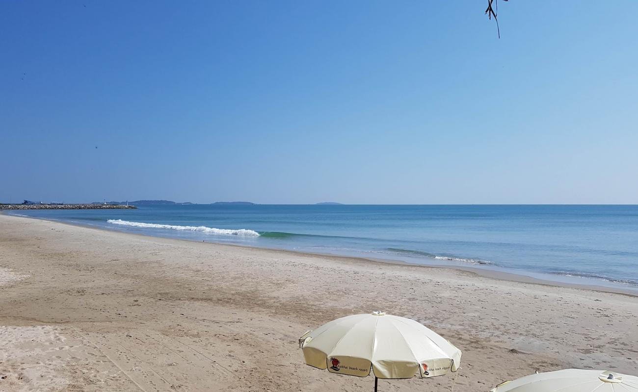 Foto af Ao Khai Strand med hvidt fint sand overflade