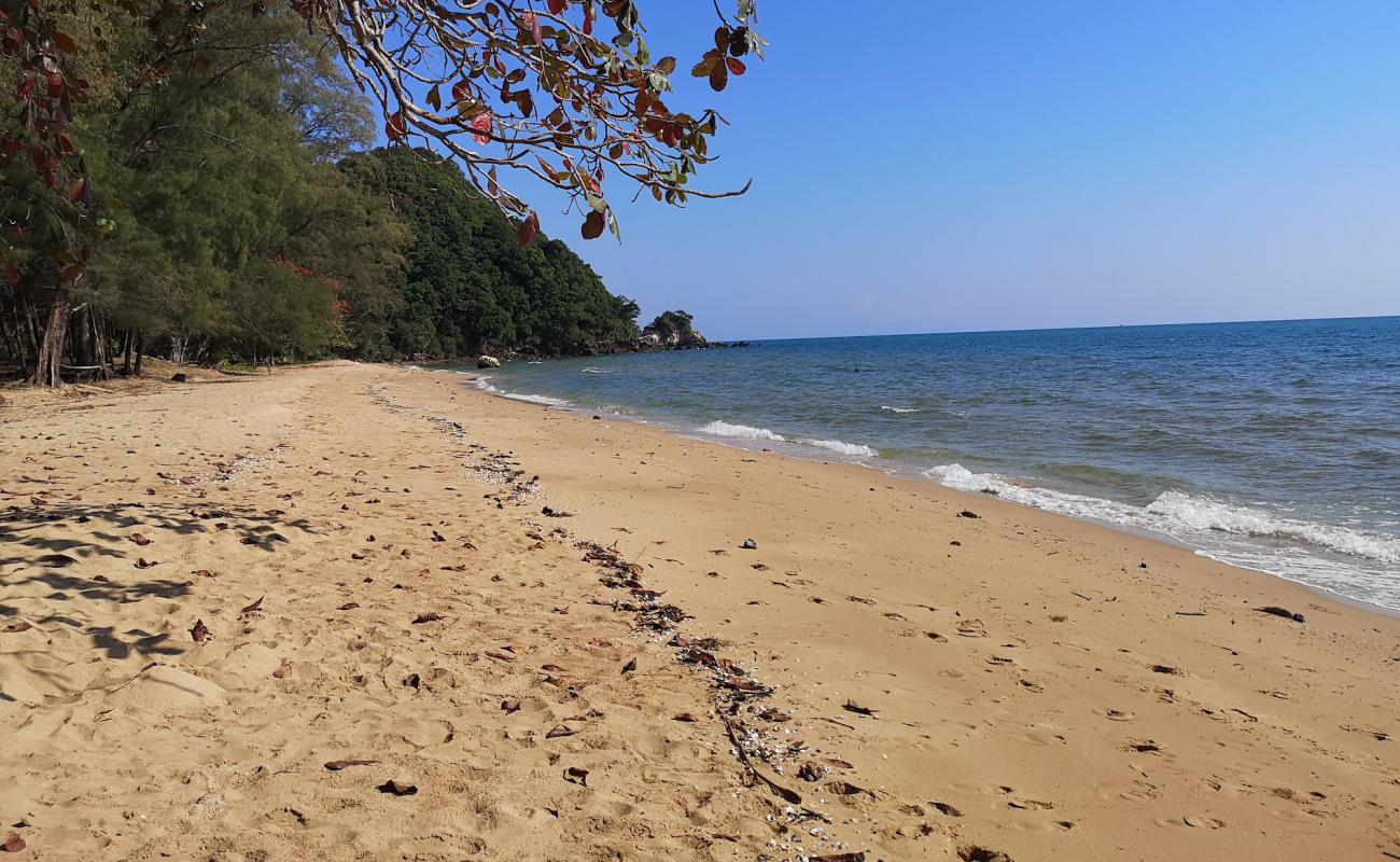 Foto af Ao Krathing Beach med lys sand overflade