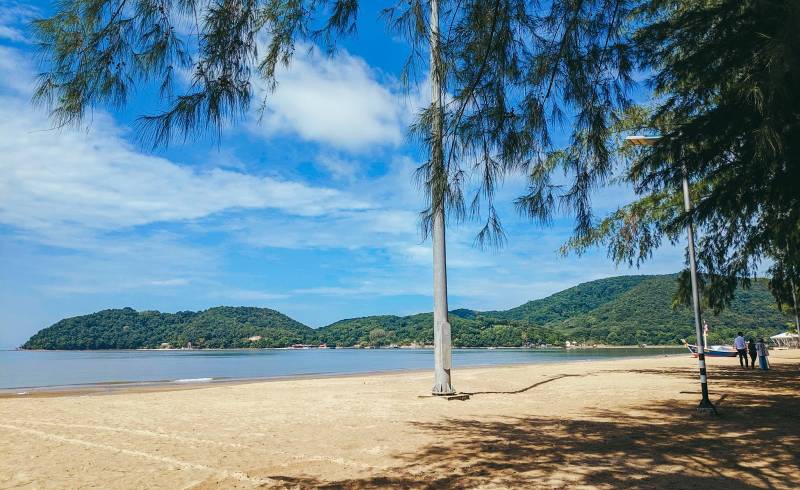 Foto af Hat Laem Sing Beach med lys sand overflade