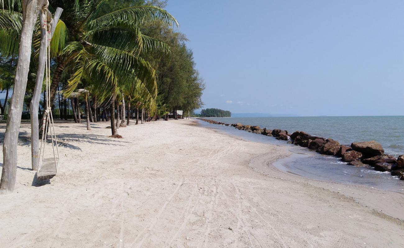 Foto af Suvarn Gleaw Thong Beach med lys fint sand overflade