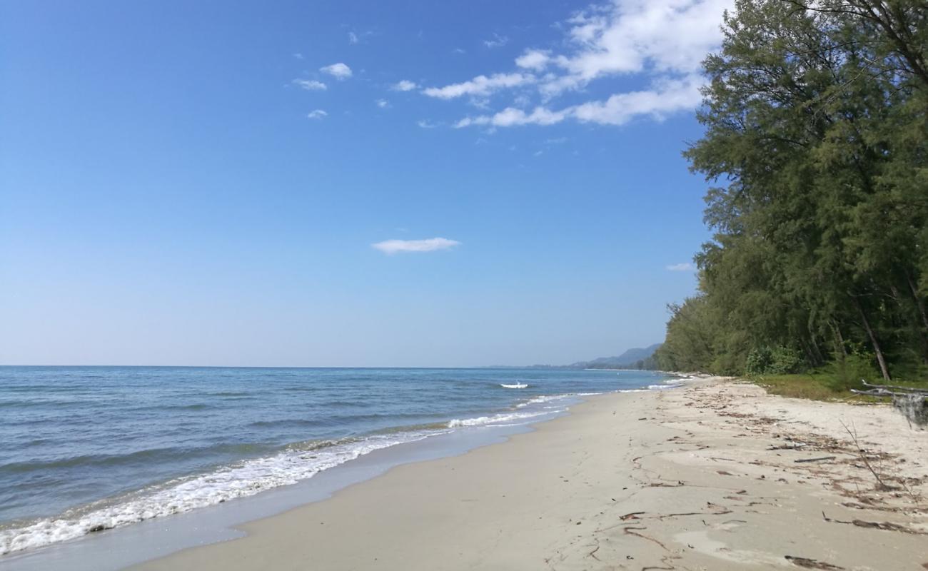 Foto af Hat Ploy Dang Beach med lys sand overflade