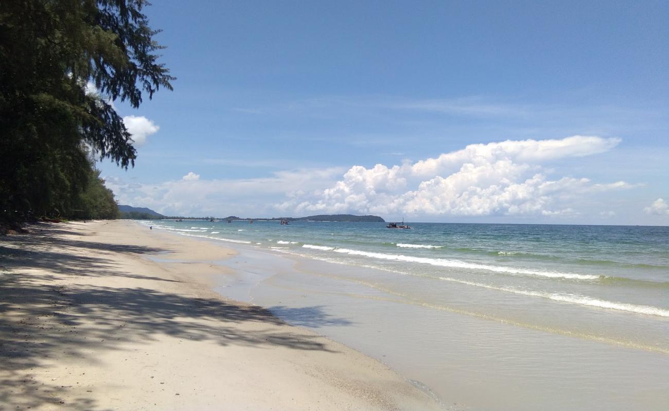 Foto af Hat Ratchakarun beach med lys sand overflade