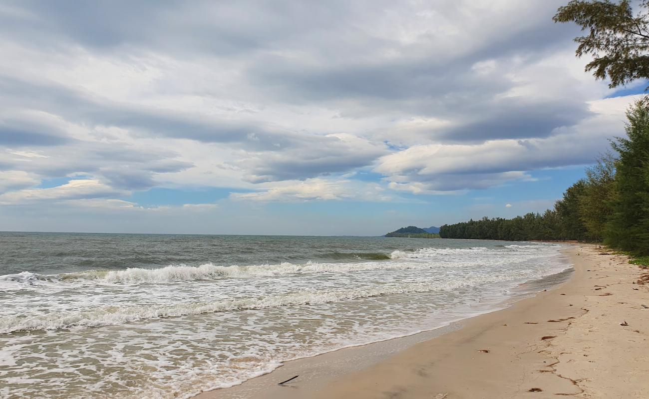 Foto af Mai Rood Beach med lys fint sand overflade