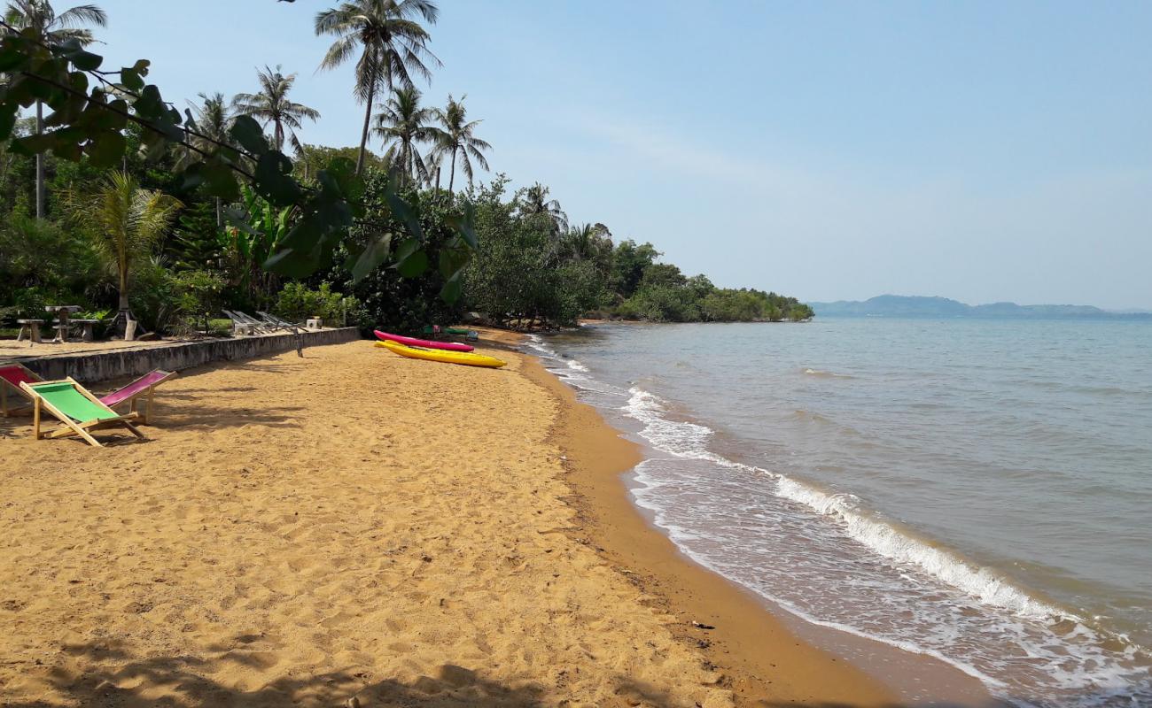 Foto af Ko Chang Beach med brunt sand overflade