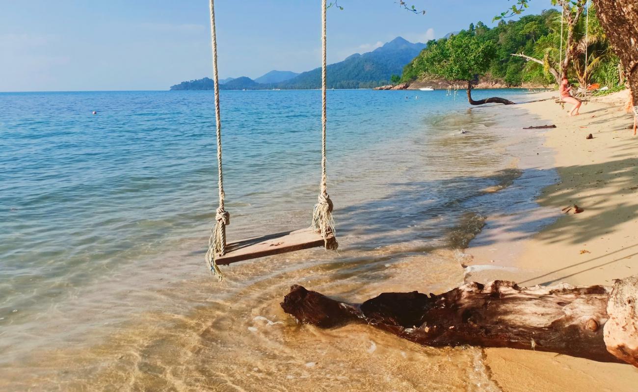 Foto af Kai Bae Beach med lys fint sand overflade