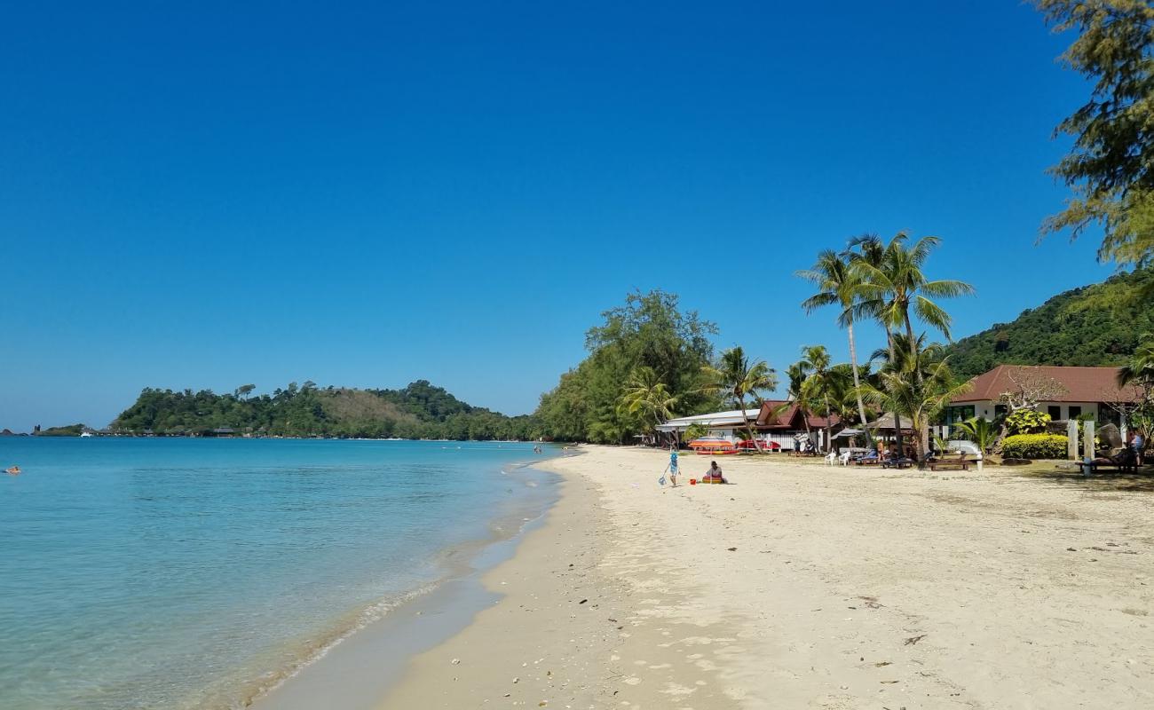 Foto af Klong Prao beach med lys fint sand overflade