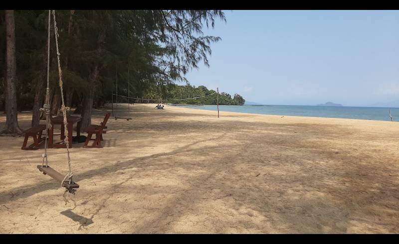 Foto af Laem Son Beach med lys sand overflade