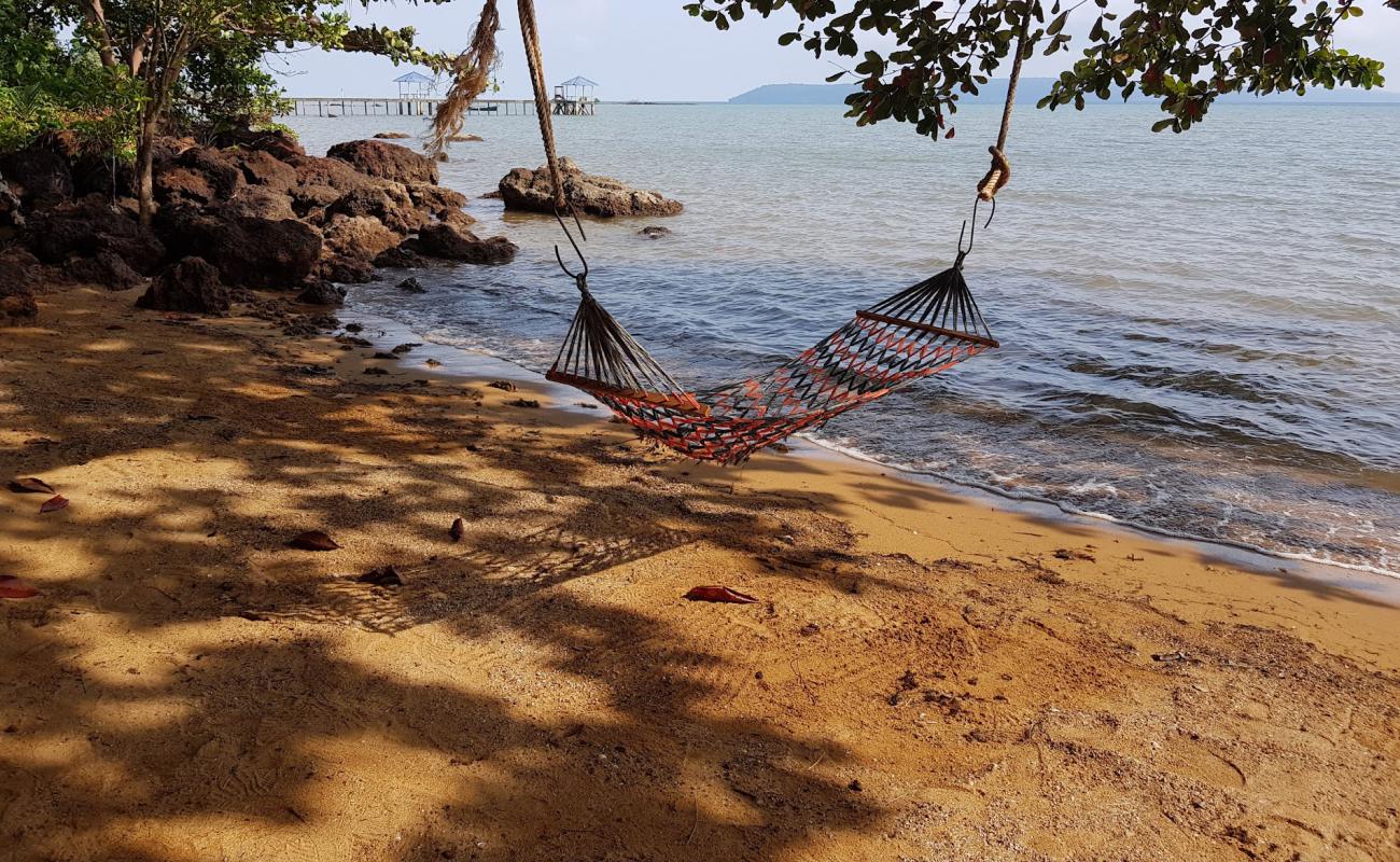 Foto af Koh Mak Buri Hut Beach med brunt sand og sten overflade