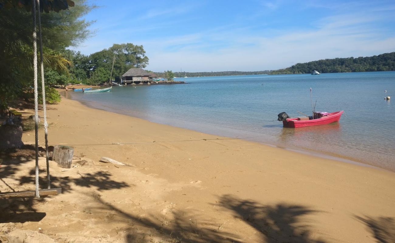 Foto af Maruey beach med brunt sand overflade